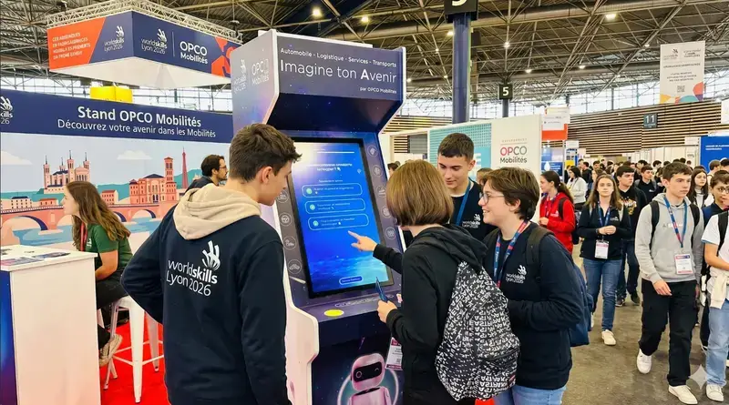 Jeunes autour de la borne match·métier sur le stand OPCO Mobilités à WorldSkills Lyon